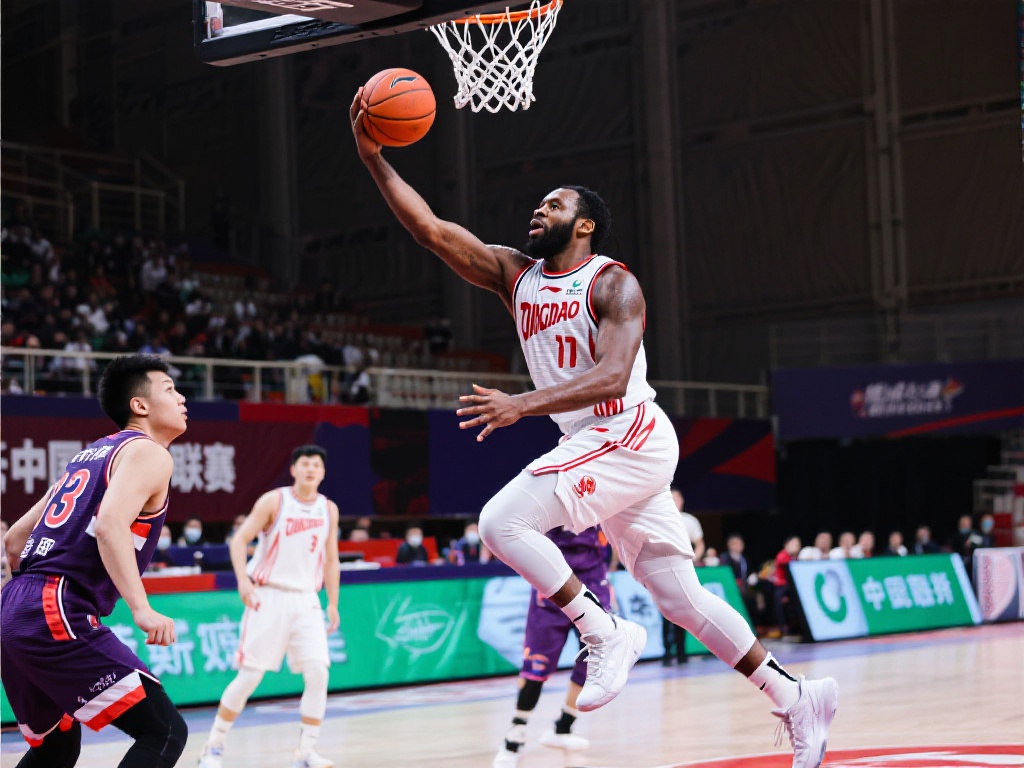 段昂君王睿泽连爆三分 青岛强势领先7分 不仅如此,韦瑟斯庞的强打上篮则体现了球队