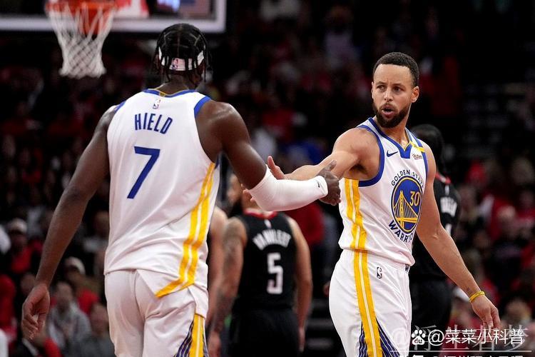 库里外线助攻 希尔德底角命中三分